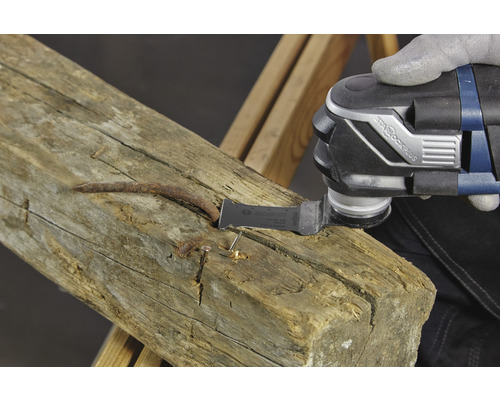 Multifunctioneel gereedschap bij het bewerken van een houten balk met spijkers.