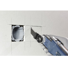 Oscillerend elektrisch gereedschap snijdt een opening in een wand voor een inbouwdoos