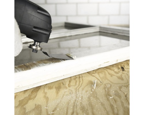 Oscillerend elektrisch gereedschap dat verf van een raamkozijn verwijdert