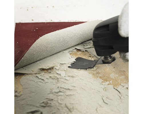 Oscillerend multifunctioneel gereedschap dat lijmresten van een houten vloer verwijdert