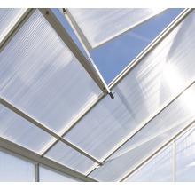 Gedetailleerd uitzicht op het open dakraam van een kas met polycarbonaatplaten