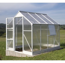 Tuinkas met open deur en raam in de tuin