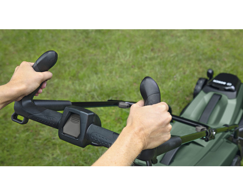 Bediening van een grasmaaier met handgrepen