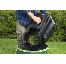 Iemand leegt een grasopvangbak van 40 liter in een tuinzak.