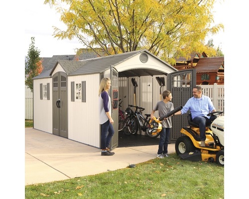 Ruime gereedschapsschuur met familie en tuingereedschap in de tuin