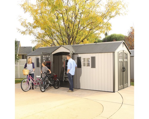 Ruime gereedschapsschuur met familie en fietsen op de oprit