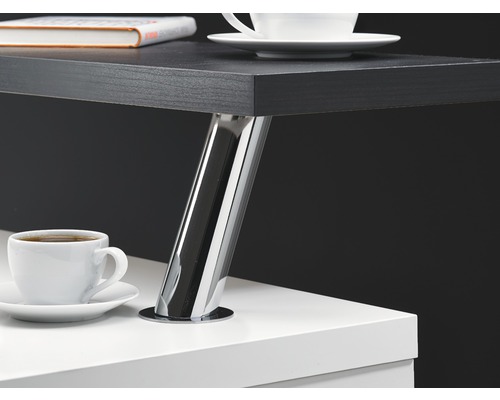 Detailopname van een tafel met zwart tafelblad en verchroomde poten