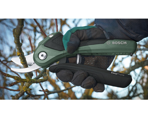 Bosch EasyPrune accusnoeischaar bij het snoeien van een tak