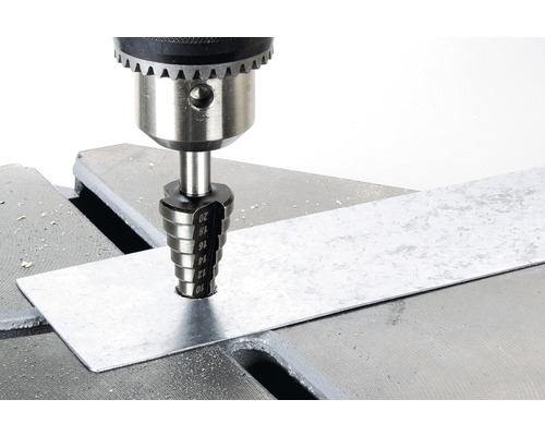 Stappenboor boort een gat in een stuk metaal