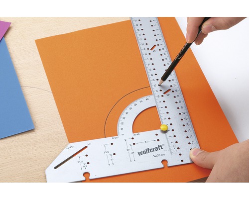 Wolfcraft multifunctionele hoek om met een potlood een halve cirkel op oranje papier te tekenen.
