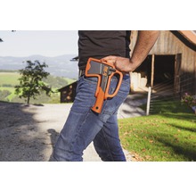 Een bijl van For-Q bevestigd aan een broek