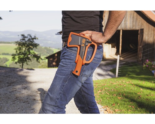 Een bijl van For-Q bevestigd aan een broek