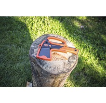 for.q kloofbijl met mesbeschermer op een boomstronk