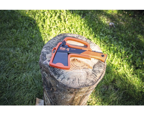 for.q kloofbijl met mesbeschermer op een boomstronk