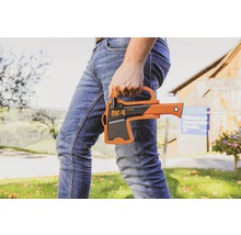 Persoon houdt een bijl van het merk For_q in de hand.