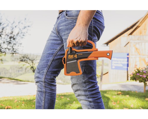 Persoon houdt een bijl van het merk For_q in de hand.