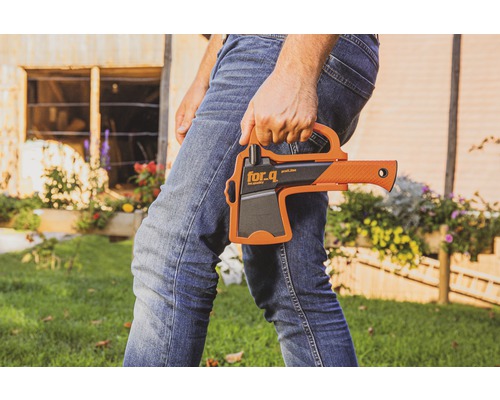 Persoon houdt bijl van for-q profi line in de hand