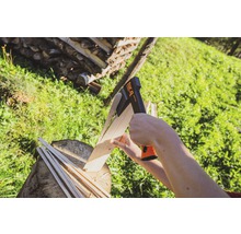 "Close-up van een persoon die hout hakt met een kloofbijl