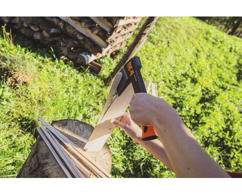 "Close-up van een persoon die hout hakt met een kloofbijl