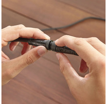 Twee handen verbinden een kabel