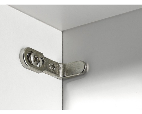 Metalen hoekverbinder bevestigd aan een meubelplaat