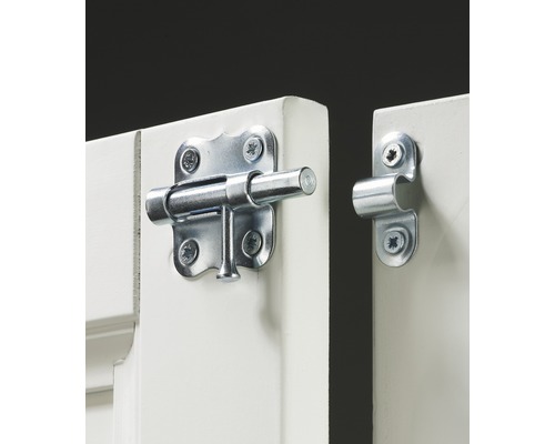 Metalen grendel bevestigd aan een deur