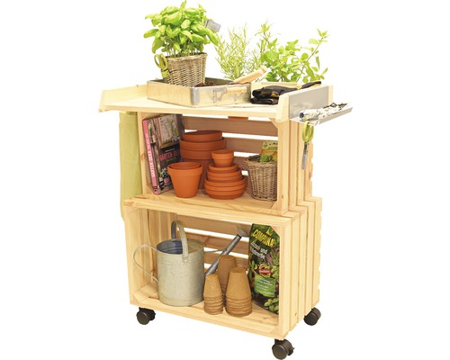 Houten tuintrolley met tuinaccessoires zoals planten, potten, aarde en gereedschap