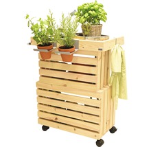 Houten plantentafel met kruiden in potten en handdoek