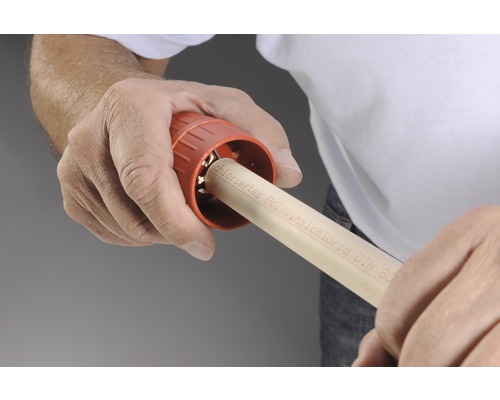 Pijpsnijder in gebruik op kunststof buis