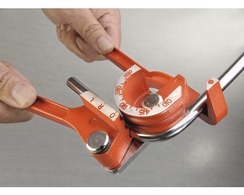 Buigtang in gebruik voor het buigen van een metalen buis.