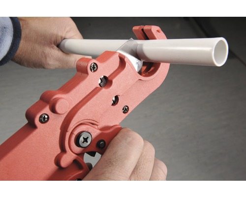 Pijpsnijder snijdt een pijp.