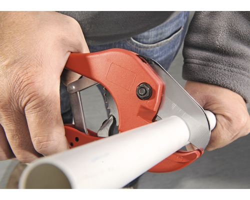 Pijpsnijder snijdt kunststof pijp