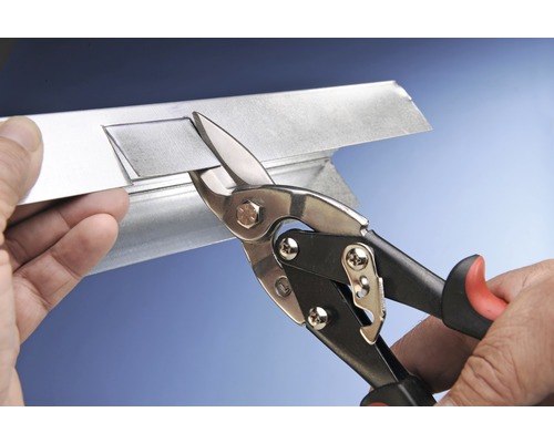 Plaatschaar knipt een metalen profiel