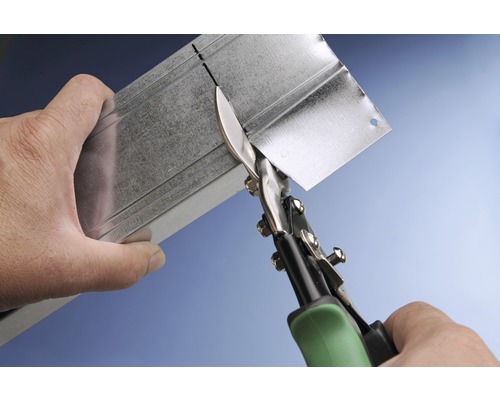 Plaatwerkschaar knipt een metalen profiel.