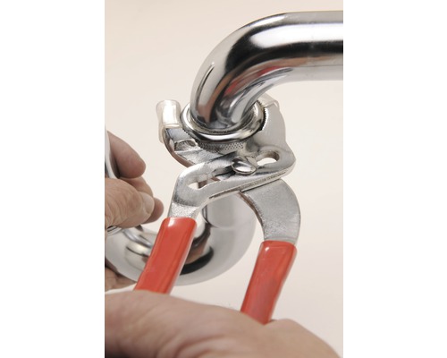 Installatie van een buisverbinding met een waterpomptang