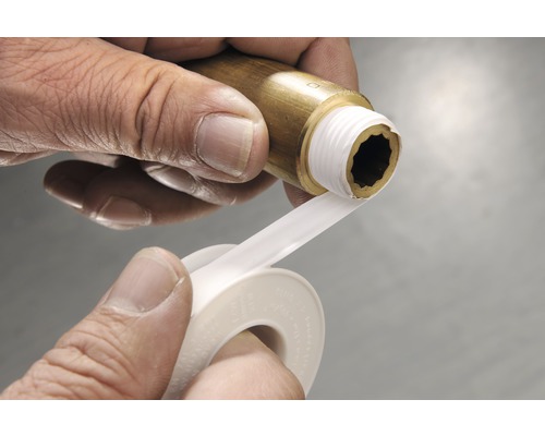 Persoon wikkelt afdichtingstape rond een schroefdraad