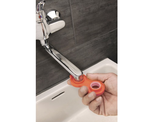 Installatie van een waterkraan met een stuk gereedschap