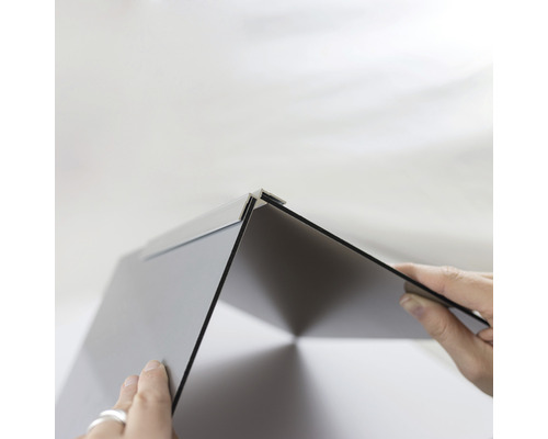 BREUER Hoekverbinding achterwand voor binnenhoeken Decodesign zwart 210 cm Detailopname van een op maat gesneden plaat met randbescherming