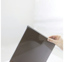 Donkere acrylglasplaat met aluminium profiel in de hand