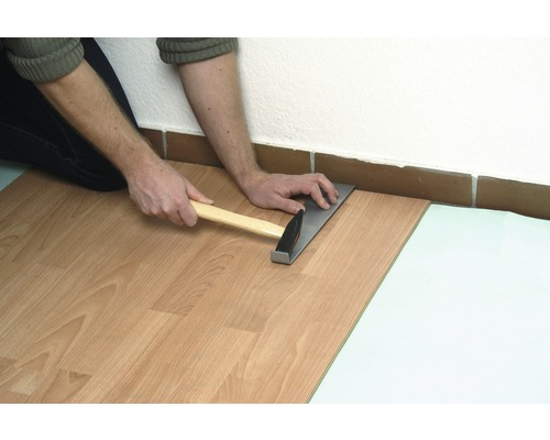 Laminaat leggen met hamer en trekijzer