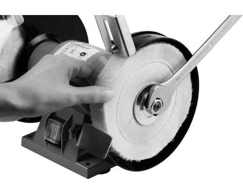 Polijstmachine met polijstschijf en moersleutel