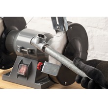 Tafelschuurmachine bij het slijpen van een metalen buis