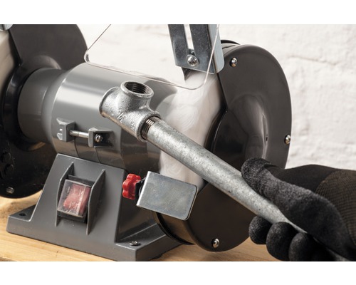 Tafelschuurmachine bij het slijpen van een metalen buis