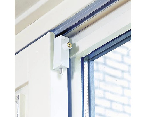 Raambeveiliging met slot gemonteerd op het raamkozijn