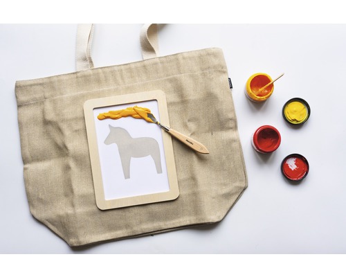 Stoffen tas met verfpotten en sjabloon voor textielontwerp