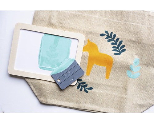 Bedrukte stoffen tas met sjabloon, rakel en textielverf