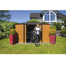 Tuinhuis met dubbele deur en een vrouw met fiets in de tuin