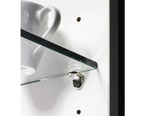 Detail van een glazen kastplank met beker