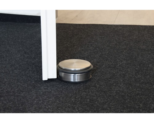 Metalen deurstopper op de vloer