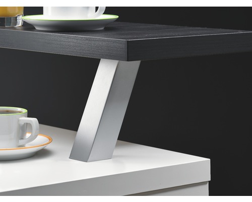 Detailweergave van een tafel met een kop koffie en een glas sap